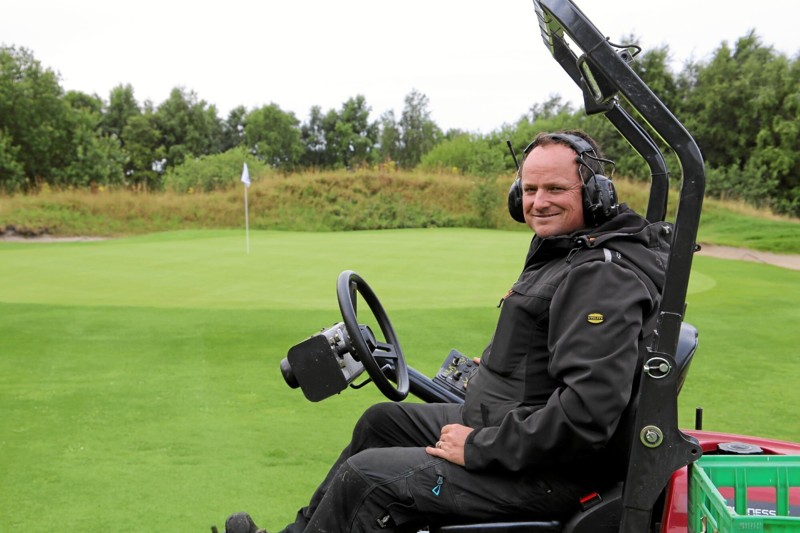 Chefgreenkeeper Adam Evans har til daglig fire medarbejdere, men får yderligere assistance fra fire frivillige greenkeepere. Foto: Hans Sejlund