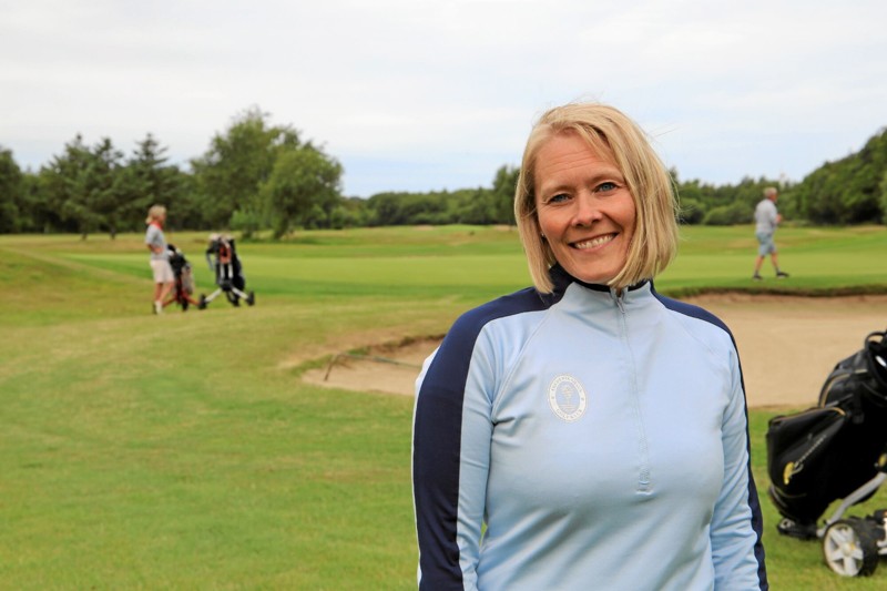Golfmanager Inge Møller Thomsen glæder sig til det store arrangement og er taknemmelig for opbakningen fra kommunen, sponsorerne og rigtig mange frivillige. Foto: Hans Sejlund