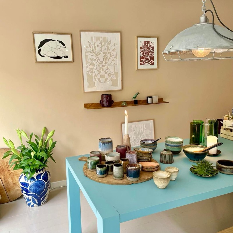 Du kan stadig købe unika keramik hos Unum på deres webshop, ligesom der også er åbent for afhentning af varer på Steensgaarden i St. Restrup.