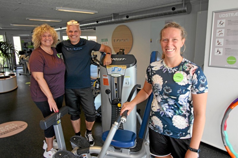 Stinna Morell Lerche er en af instruktørerne i LOOP Dronninglund. I baggrunden ses indehaverne, Betina og Peter Lyster. Foto: Jørgen Ingvardsen
