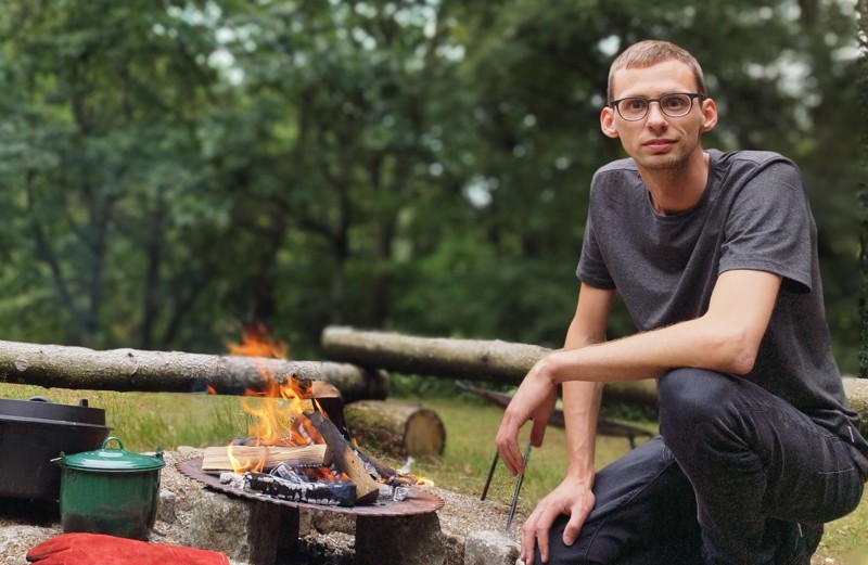 Lukas Wolff er en garvet kok, som nu laver kurser for folk, der gerne vil lære at lave mad over bål. Foto: Lukas Wolff