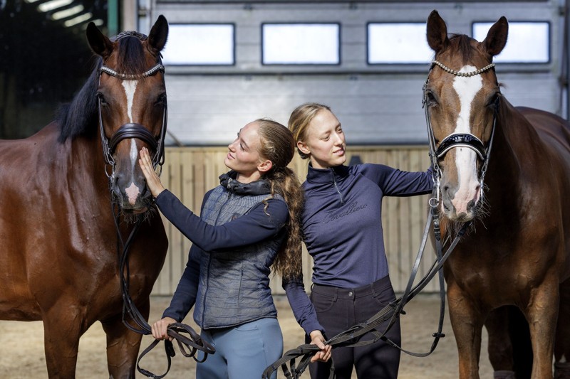 Isabella og Frederikke Raunskov er tvillinger, 21 år og selvstændige med eget firma, hvor de køber og sælger rideheste. Foto: Henrik Bo
