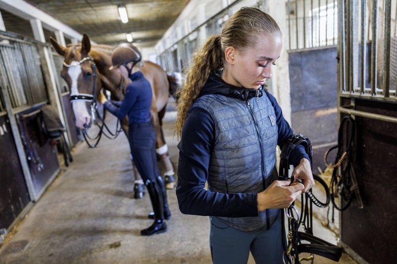Tvillingerne ordner al pasning af hestene selv, og der er 13 heste i stalden, der skal motioneres hver dag. Foto: Henrik Bo