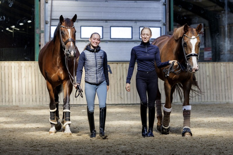 Isabella og Frederikke Raunskov er tvillinger, 21 år og selvstændige med eget firma, hvor de køber og sælger rideheste. Østerild 27. juli 2022. Foto: Henrik Bo