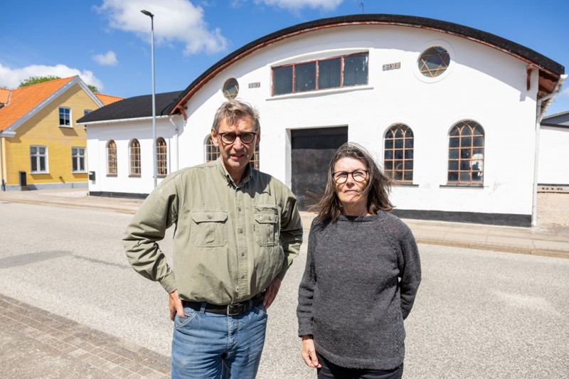 Her ses formand Villy Mortensen og næstformand Mette Thoft Mikkelsen foran Jernstøberiet i Asaa. Foto: Kim Dahl Hansen