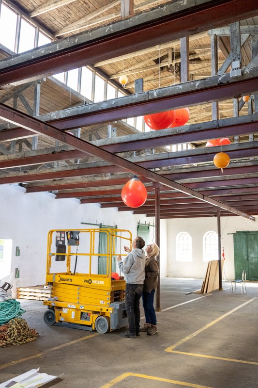 Jernstøberiet rummer denne sommer en kunstudstilling med et havnemiljø-udtryk. Udstillingen er udført af det Aarhus-baserede kunstnerpar Bjørn Kromann-Andersen og Bente Lyhne. På udstillingen kan man også se mere om Jernstøberiets historie og om den 95. udgave af hestevæddeløbet i Asaa. Der vil desuden være flere arrangementer hen over sommeren i det gamle jernstøberi.