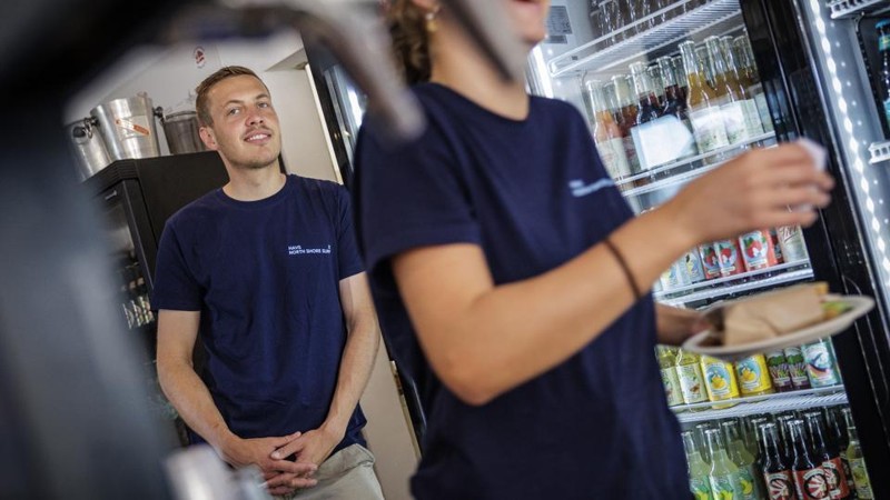 Nicolaj Klitgaard Frederiksen og tre andre medindehavere åbnede Havs i Nørlev Strand 1. juli, og selvom sommervejet ikke har været i top, har de fire fyrer fået skabt liv i det - for nogen - ukendte sommerhusområde ved Hjørring. Foto: Martin Damgård
