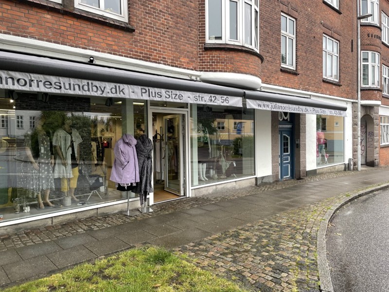 Julia ligger i Skrågade 59. Her er der gode parkeringsforhold, så du skal ikke gå langt fra bilen til butikken. Foto: Lise Sastakauskas Østergaard