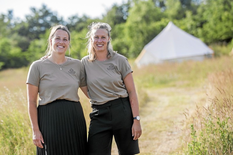 Lisanne Metselaar (t.v.) og Karina Filbert Brorsen havde forleden inviteret til åbent telt på Glamping Skovgaardsminde. Foto: Allan Mortensen