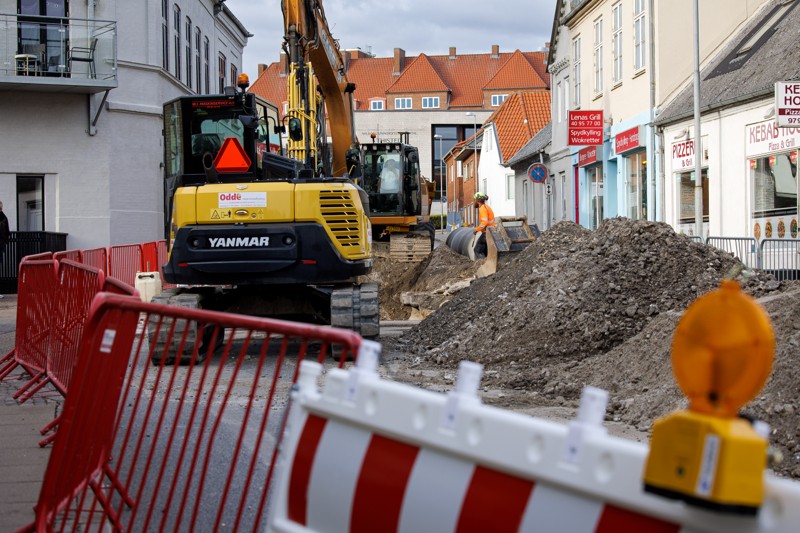 Det er ikke længe siden, Korsgade i Thisted sidst var spærret på grund af gravearbejde - nu er gaden lukket endnu en måned, fortæller Thisted Vand.