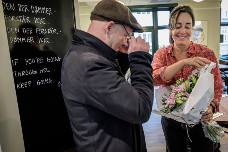 Der var flere stamgæster, der kom forbi caféen med blomster for at ønske Anne Marie Kønig tillykke med genåbningen. 