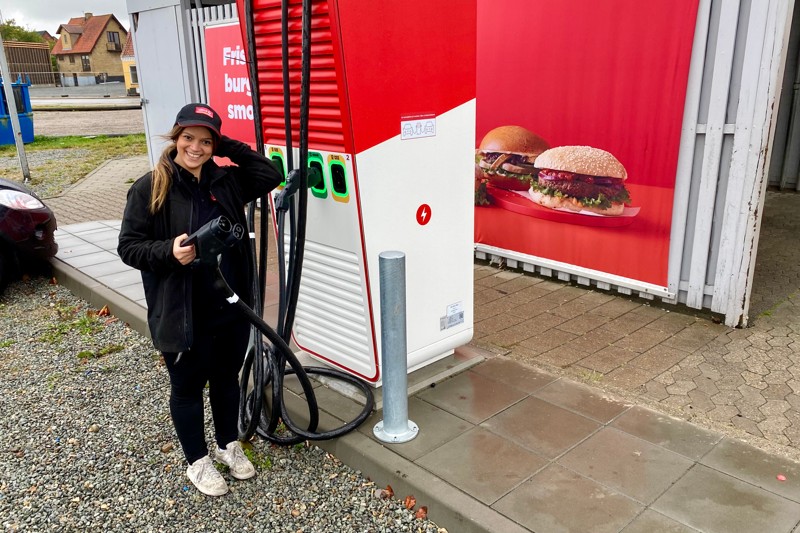 Souschef hos Cirkel K i Nykøbing, Warda Alvira Lund, ved en af de to nye ladestandere.