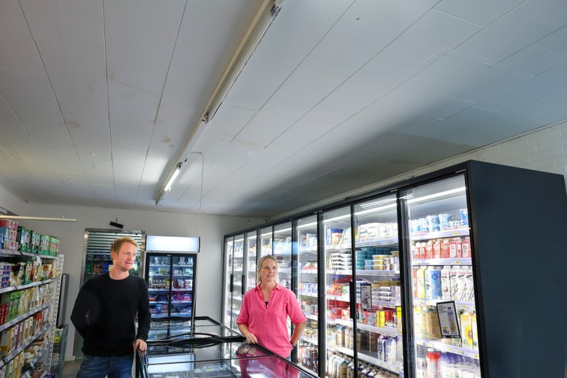 Energipriserne presser købmændene. I Serritslev har Peter og Luise Balzer Andersen lagt et frivilligt gebyr på hver ekspedition på 1,50 krone for at holde stand mod de stigende elregninger. Og kunderne bakker op om tiltaget.