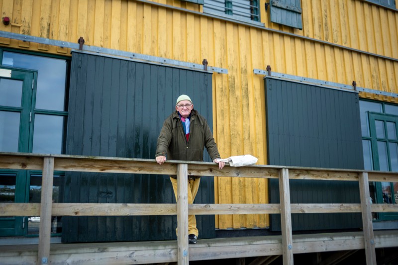 Peter Olesen er i gang med at skrive en bog om historiske træbygninger, blandt dem de gule pakhuse på Hobro Havn.    Hobro 14. september 2022.
