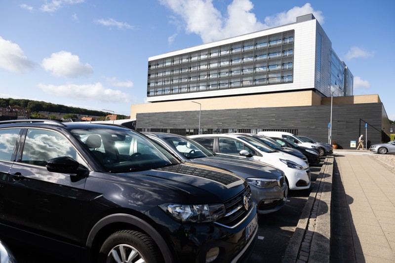 Nordjyske har flere gange skrevet om problemer med parkeringssystemet ved sygehuset i Aalborg, hvor både patienter og pårørende får bøder, selvom de har forsøgt at registrere deres parkering korrekt.