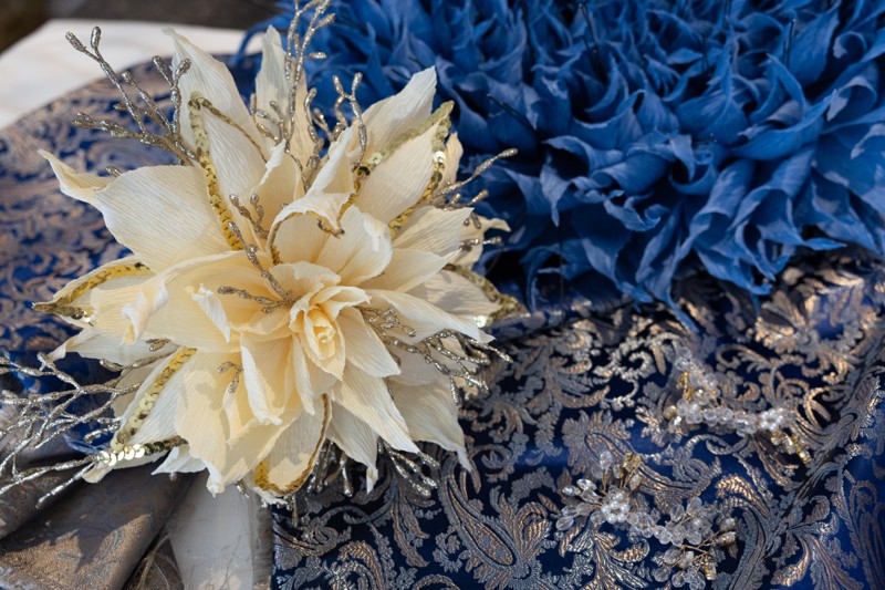 På bryllupsdagen bliver 700 blå papirblade pyntet med friske blomster på begges buketter. Den lyse blomst er hårpynt lavet specielt til Thomas Dygs mor.
