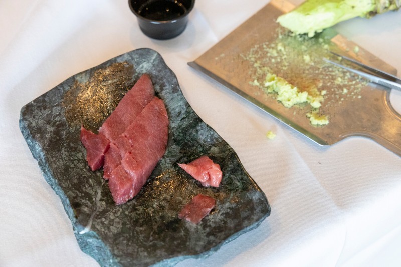 Tunen serveres bedst som sashimi med friskrevet wasabi og soya.