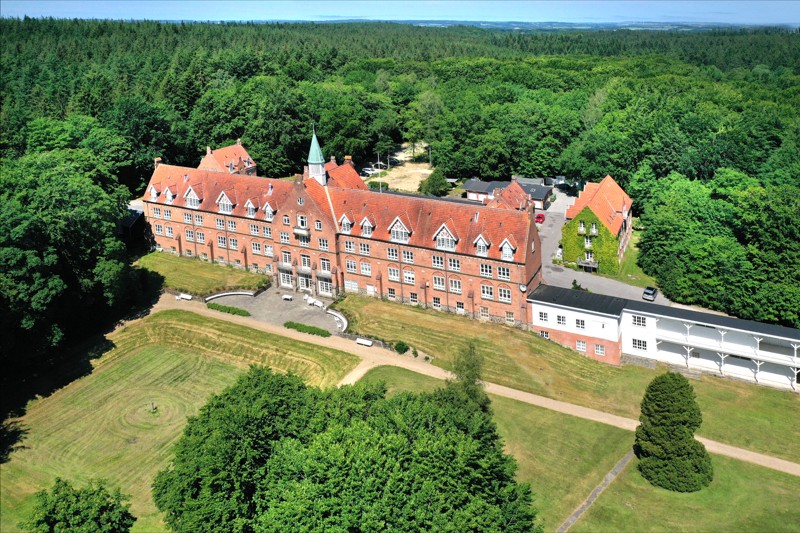 Pædagoguddannelsen på UCN skulle være flyttet ind i det tidligere privathospital i Skørping til sommer - men nu er planerne sat på pause på ubestemt tid.