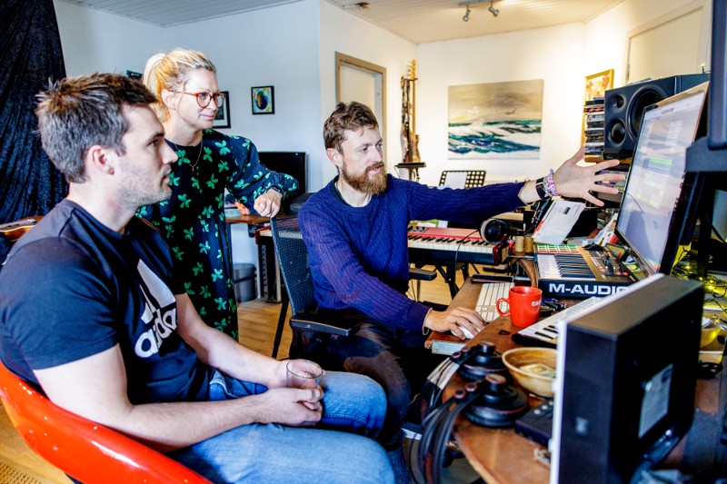 Fra venstre er det Simon Blix Nielsen, Heidi Ettrup - og Joachim Hejslet Jørgensen, der er indehaver af det lydstudie i Sulsted, som Simon og Heidi bruger til deres videoer.