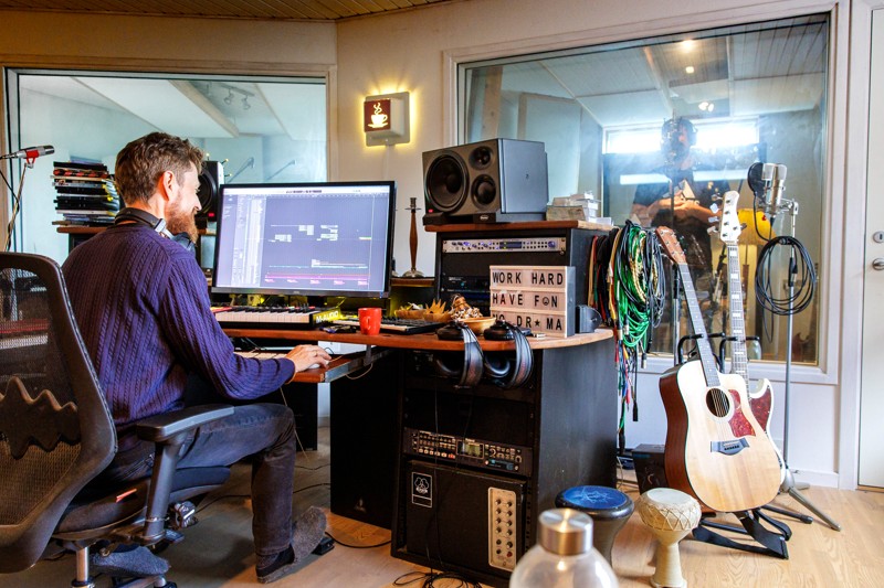 Det er lydstudiet her i Sulsted, at Simon og Heidi har optaget deres børnesalmesange. Optagelserne til deres musikvideoer foregår i kælderen i Abildgård Kirke.