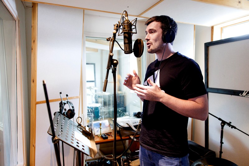 Simon Blix Nielsen har ikke nogen baggrund inden for musikken - han har bare altid godt kunne lide at synge. Dog har han modtaget sangundervisning en enkelt gang, fortæller han.