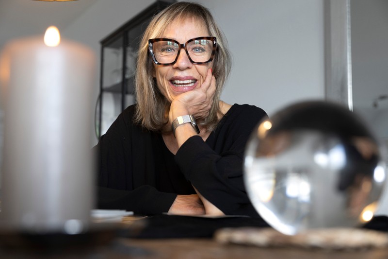 Når Margit ikke har sessioner, læser hun, tager kurser og videreuddanner sig indenfor clairvoyance. Derudover er hun aktiv med vinterbadning, gåture i skoven og er frivillig medhjælper på et plejehjem i Randers.
