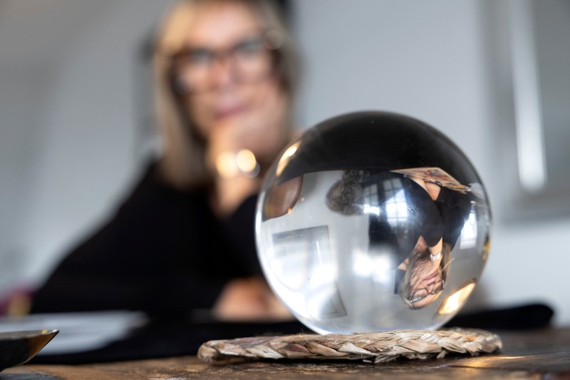 Margit Wetteland Nørby har taget en uddannelse i clairvoyance i Vejle, mens hun samtidig har været i lære hos sin clairvoyant fra Spentrup.