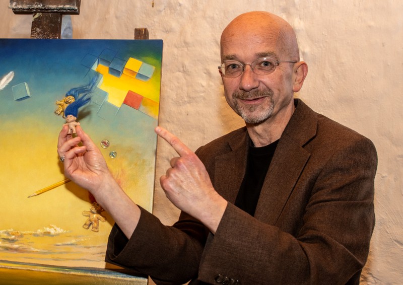 Kunstneren Danny Heinricht fejrer fem år som galleriejer med udstillingen Trold er fri, hvor han og 18 andre kunstnere fabulerer over troldeuniverset.