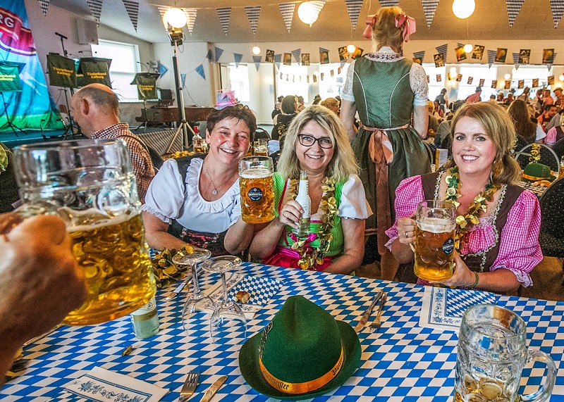Mens herrerne var i lederhosen så havde kvinderne iført sig flotte dirdnl-kjoler.