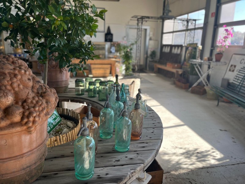 Det flotte showroom bugner med originale vintagefund, der er hentet hjem fra markeder, brocantes og handlende i Frankrig.