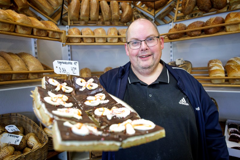Den populære kagemand kan fortsat købes i bageriet i Vils, fastslår bagermester Kim Gundorph.