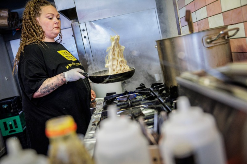 Indehaver af Casa Pazza, Ann-Britt Pedersen, har ikke stor tiltro til, at leveringstjenesterne vil hende og hendes virksomhed det bedste.