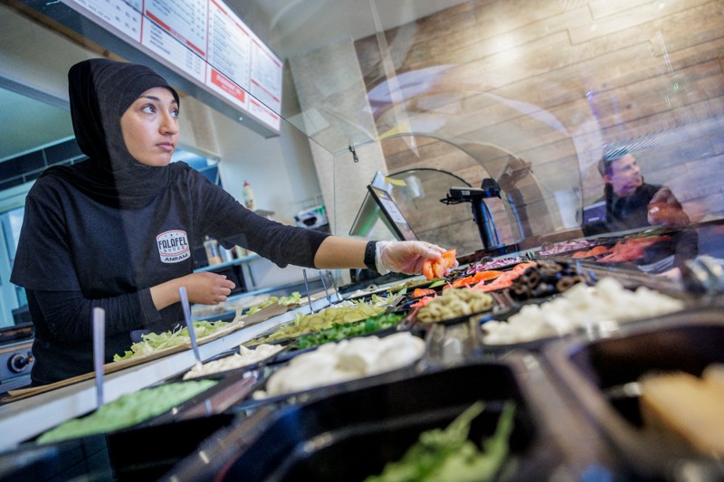 Indehaver af Falafel House, Anram Elsoussi, bruger ikke leveringstjenesterne særligt meget, men er utilfreds med servicen og de høje procenter.
