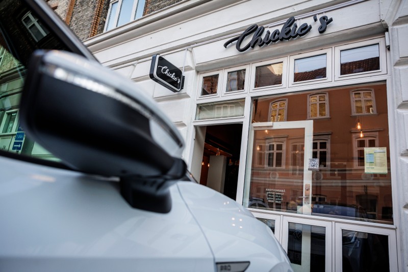Chickie's er lige flyttet i nye store lokaler. Men flere siddepladser giver ikke flere gæster.