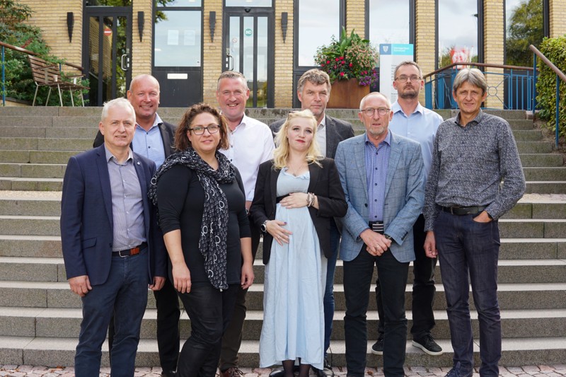 Forhandlingsudvalget glæder sig over det gode samarbejde om næste års budget: fra venstre Jørgen Hammer Sørensen (O), Jens-Henrik Kirk (C), Malene Ingwersen (Ø), Leif Skaarup (S), Emma Houe Mølgaard (D), Henrik Sloth (V), Borgmester Mogens Jespersen (V), Peder Larsen (F) og Jens Riise Dalgaard (S).