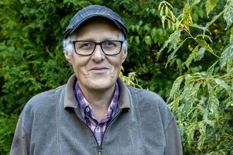 Arvid Bruun samler på træer – blandt andet den sjældne japanske egeart Ishii, som han her står ved siden af.