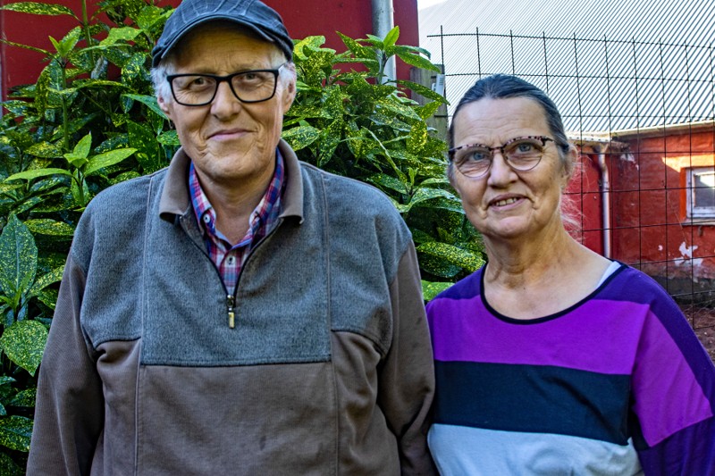 Arvid og Kirsten Bruun foran hønsegården – og en sjælden aruba-busk fra Caribien.