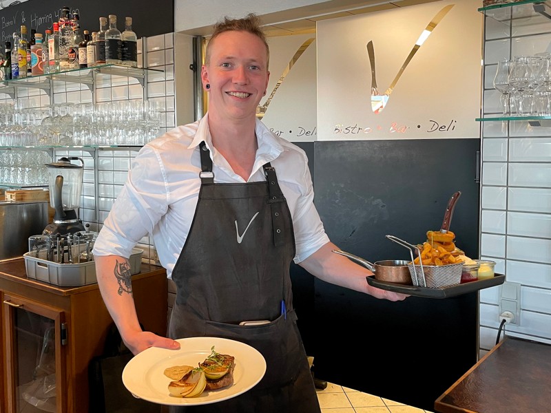 Restaurantchef Søren Egholm serverer også mad fra menukortet, hvis onsdagens ret ikke falder i kundens smag.