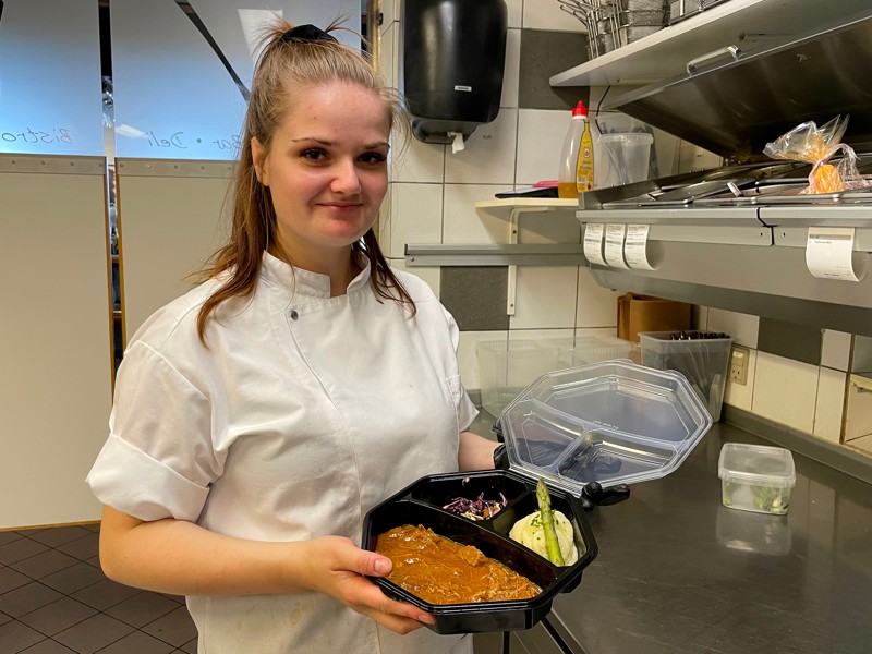 Emilie Møller Olesen, som er kokkeelev hos Bistro V, stod klar med mange portioner af kalvesauté marengo, som også kunne købes som take away.
