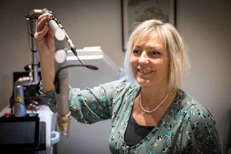Anette Kvist viser udstyret til laserbehandling af uønsket hårvækst.