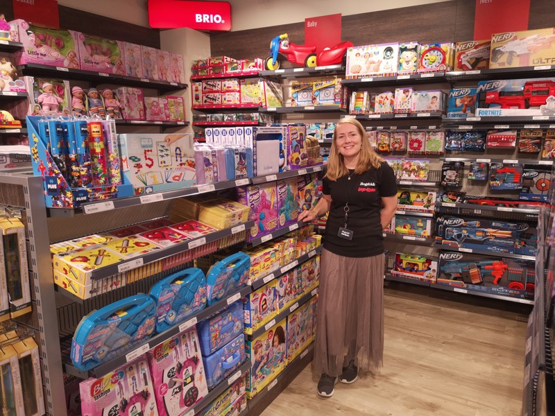 Majbrit Bank Jeppesen glæder sig til at byde velkommen i den nye legetøjsbutik.