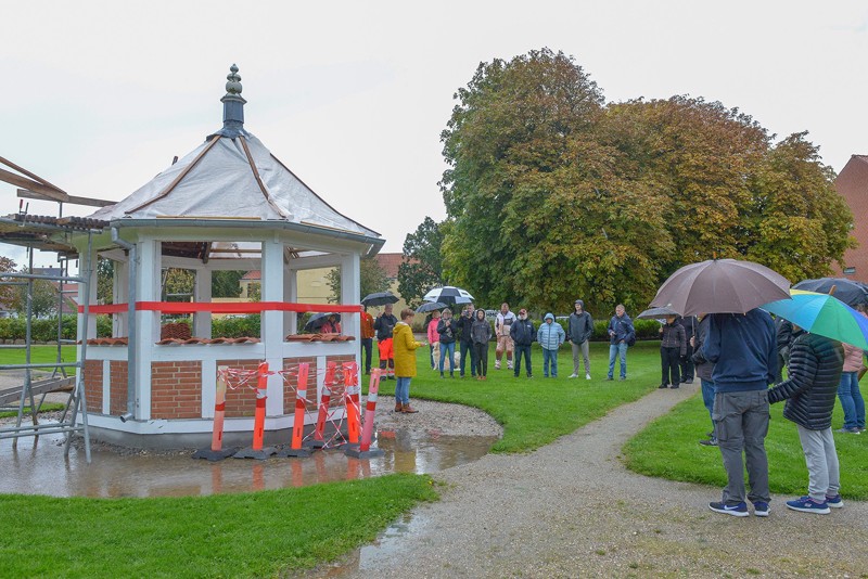 Arrangørerne havde glemt at at spørge meteologerne om en vejrudsigt, inden indvielsen blev bestemt.