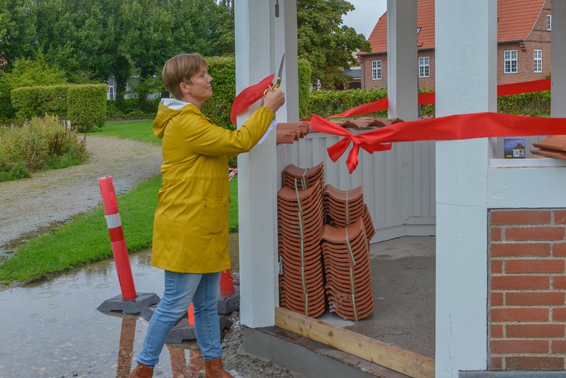 Den røde snor klippes, og lysthuset er indviet, men ikke færdigt endnu. Arbejdet er i fuld gang.