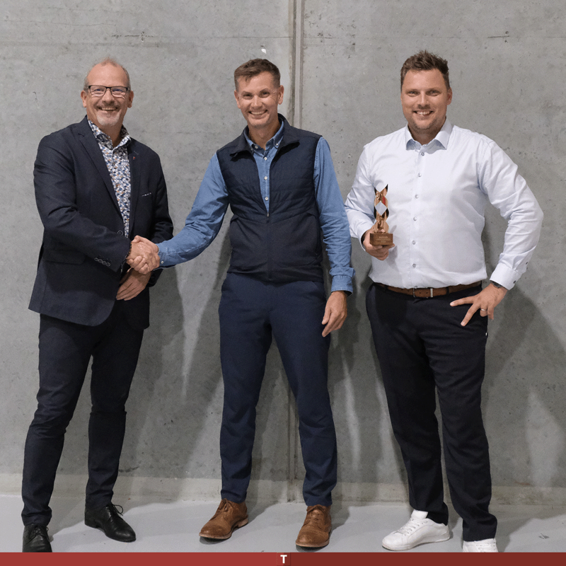 Souschef Claus Glenvad Nielsen (tv.), Spar Nord trykker hånd med medejer Jacob Rømsgaard, Technicon A/S. Til højre adm. dir. og medejer Casper Hansen, Technicon A/S, der holder statuetten.
