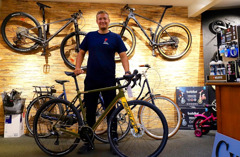 Michael Kjær Andersen fra Fri Bike Shop er uddannet cykelmekaniker, en uddannelse på tre et halvt år. Og det kræver efterhånden også mere og mere at være cykelhandler - for eksempel fylder el-cykler og teknik mere og mere i faget.