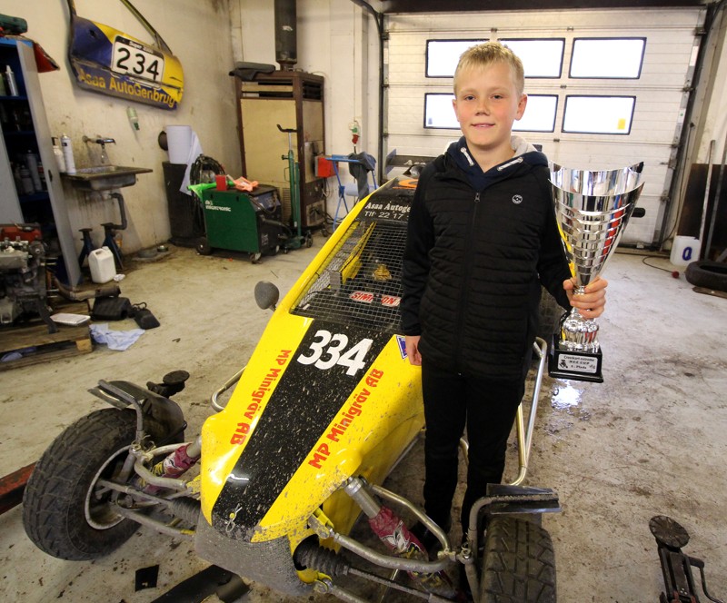 Storebror Jonas på 12 år ved sin crosskart. Han vandt ligeledes mange pokaler i år og blev nr. 4 ved DM.