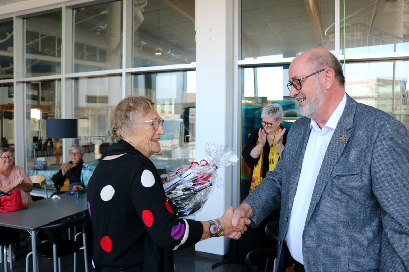 90-årige Lillian Pedersen bliver lykønsket af LOFs skoleleder Jan Vestergaard.