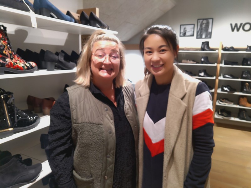 Line Hrab (tv) har været i skobutikken i ti år og er et ansigt, som mange kunder kender. Kate Le kender færre derimod: Hun kommer fra den overtagende forretning Zjoos i Løgstør og er daglig leder i butikken.