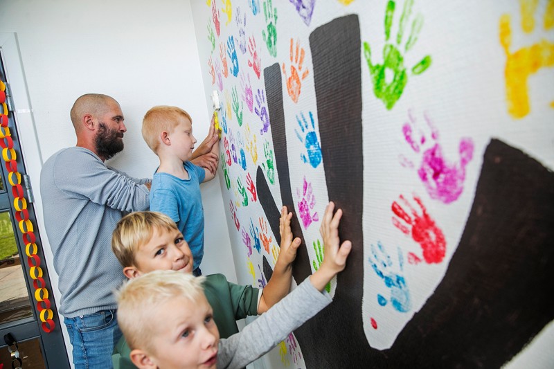 Dagen blev markeret med et nyt håndmaleri i "Smuttens" indgangsparti.