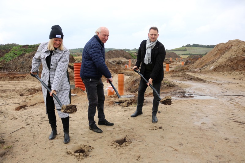 Under overværelse af cirka 50 gæster foretog borgmester Birgit S. Hansen og partner i Udviklingsselskabet Sæby Bakker ApS Peter Sørensen samt Michael Thomsen fra ejendomsudviklingsselskabet Innovator A/S, Aarhus det første spadestik og fik dermed officielt sat det store boligprojekt i gang.